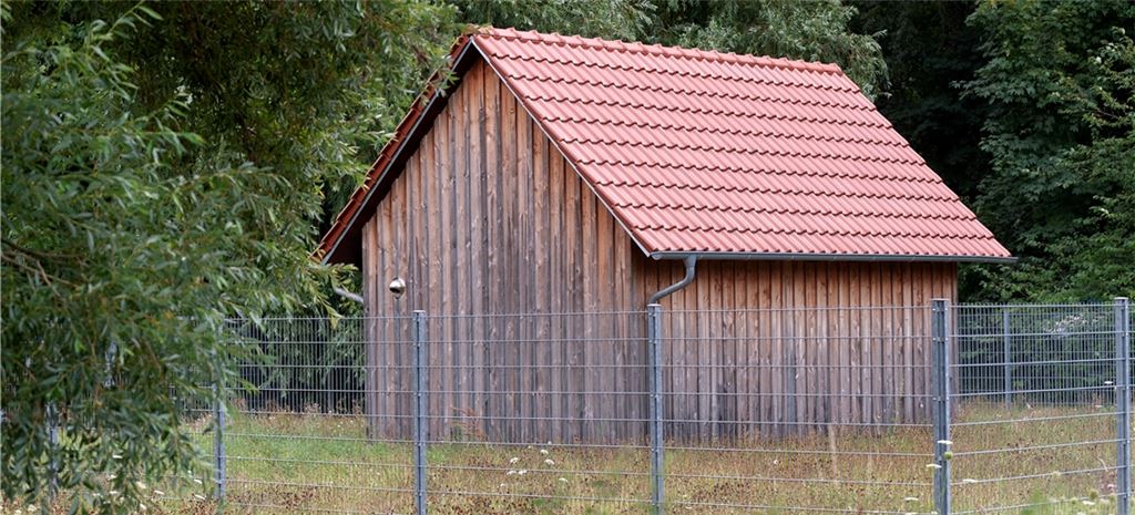 Das Wasserschutzgebiet, das das Einzugsgebiet der Tiefbrunnen Nummer 3 bis 5 in Mühlacker – im Bild zu sehen ist Brunnen Nummer 3 hinter der Enztal-Sporthalle – in einwandfreiem Zustand halten soll, hätte auch handfeste Auswirkungen auf die Nachbarkommune Ötisheim. Für die meisten Einwohnerinnen und Einwohner wird sich allerdings nicht viel ändern. Foto: Fotomoment