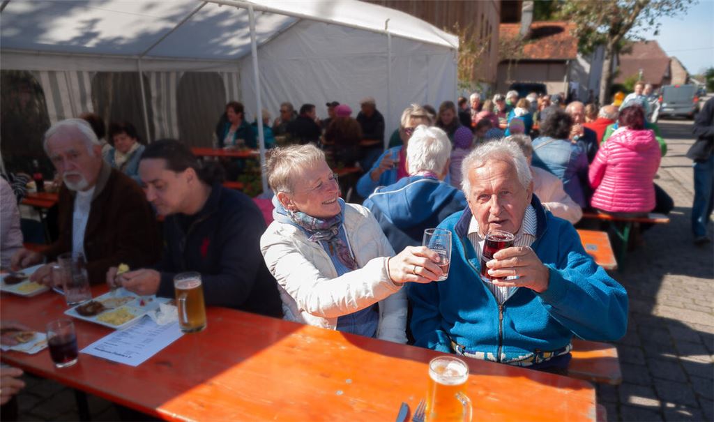Das Wein- und Backhausfest in Schönenberg ist gerade am Sonntagmittag wieder sehr gut besucht. Foto: Fotomoment