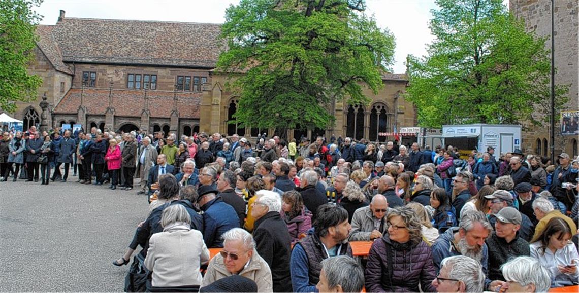 Das Welterbe erleben: Im Klosterhof besteht bei der Jubiläumsfeier kein Mangel an Besuchern.