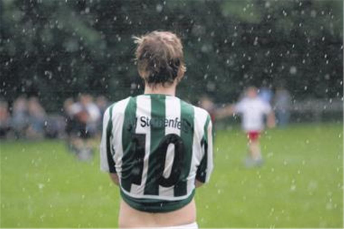 Das Wetter der Schlussminuten passt zur Sternenfelser Stimmung. Pudelnass müssen die Spieler den Abstieg verdauen.
Foto: Eigner