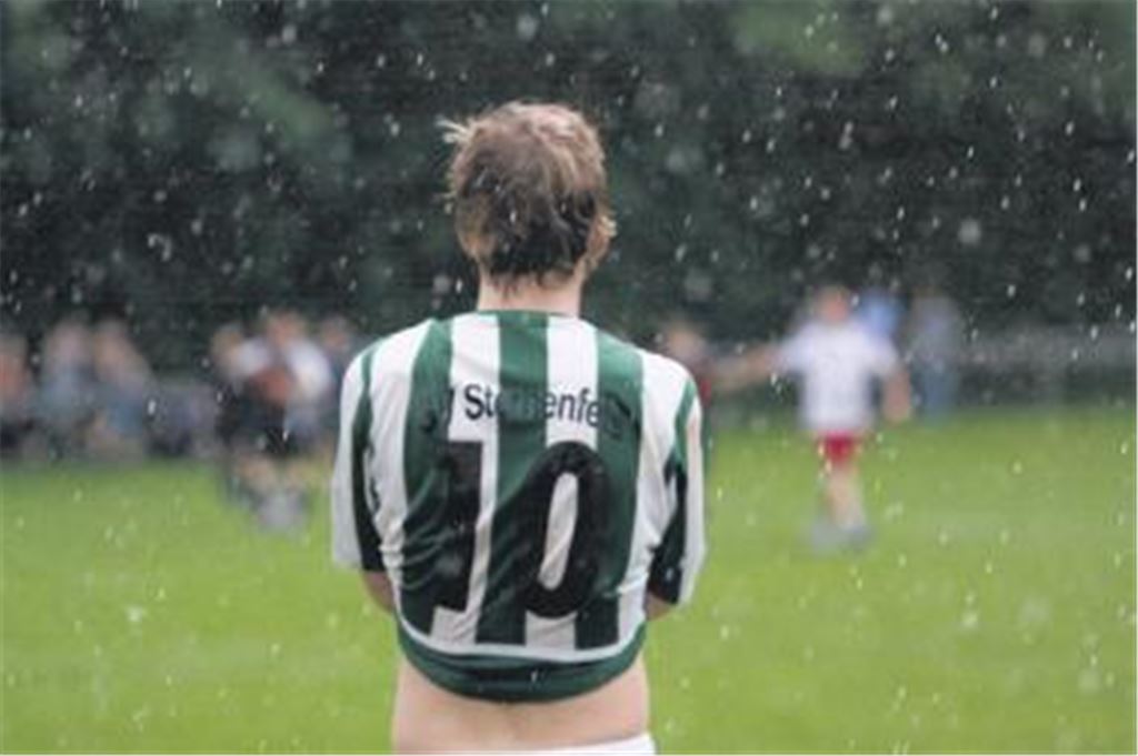 Das Wetter der Schlussminuten passt zur Sternenfelser Stimmung. Pudelnass müssen die Spieler den Abstieg verdauen.
Foto: Eigner