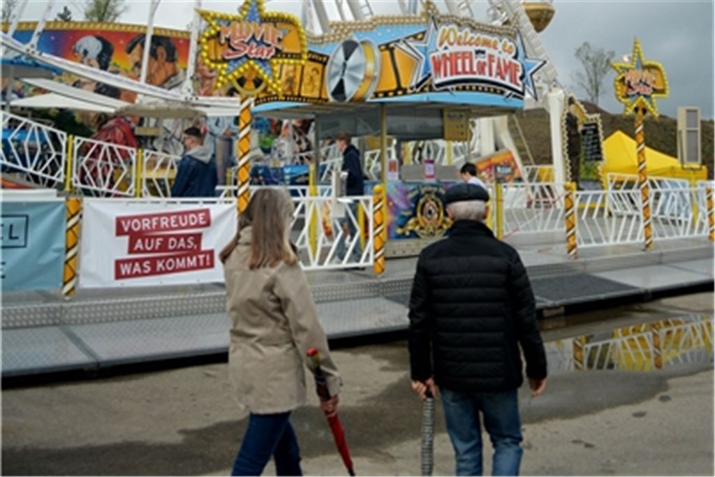Das Wetter ist grau und durchwachsen. Dennoch erweist sich das Riesenrad als Attraktion. Foto: Stahlfeld