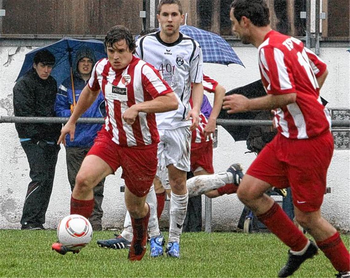 Das Wetter passend zum Tabellenstand. Wiernsheim (rot-weiße Trikots) bietet in der zweiten Halbzeit ein starkes Spiel – vergeblich. Foto: Eigner