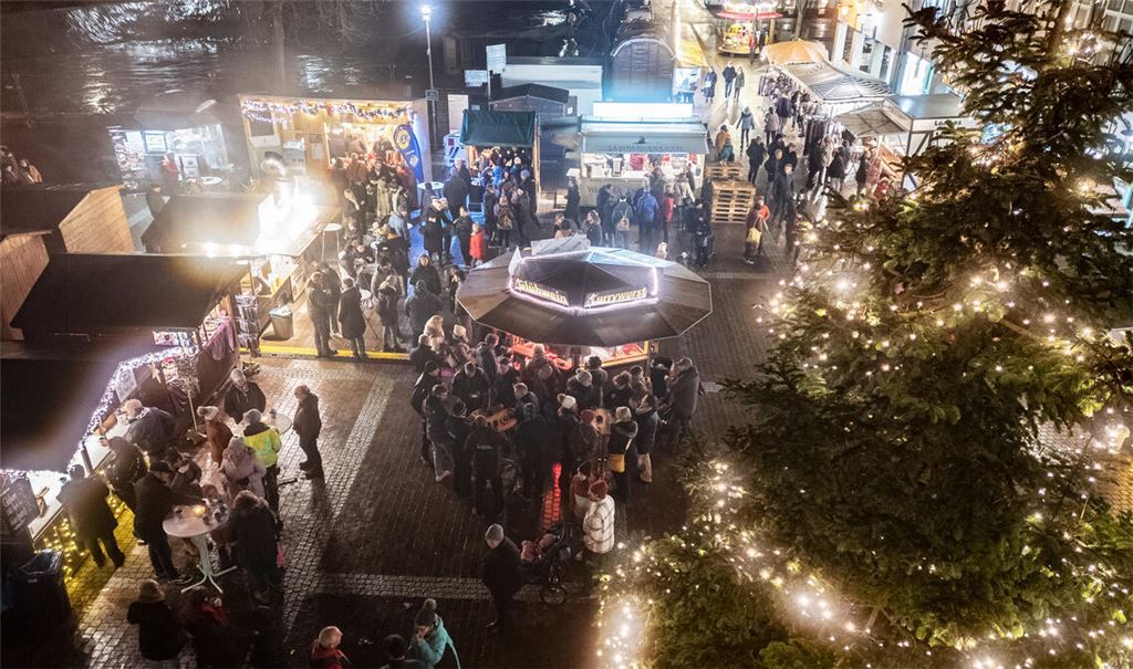 Das Wetter passt: Der Weihnachtsmarkt in Mühlacker lockt bis Sonntag auf den Kelterplatz. Fotos: Fotomoment