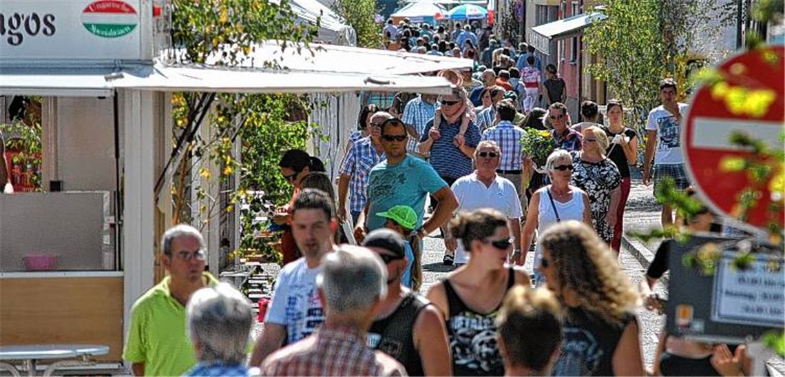 Das Wetter spielt mit: die Waldenserstraße als Straßenfestmeile.