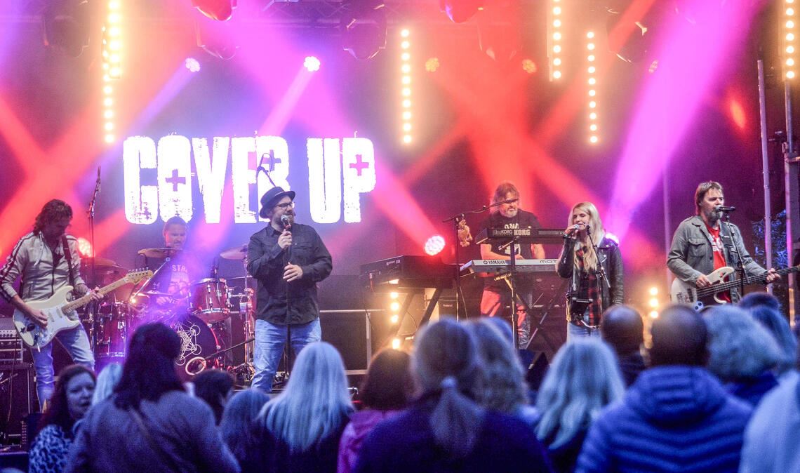 Das Wetter verheißt am Freitagabend nichts Gutes. Doch trotzdem strömen zahlreiche Besucherinnen und Besucher zum Konzert von „Cover Up“. Fotos: Stahlfeld