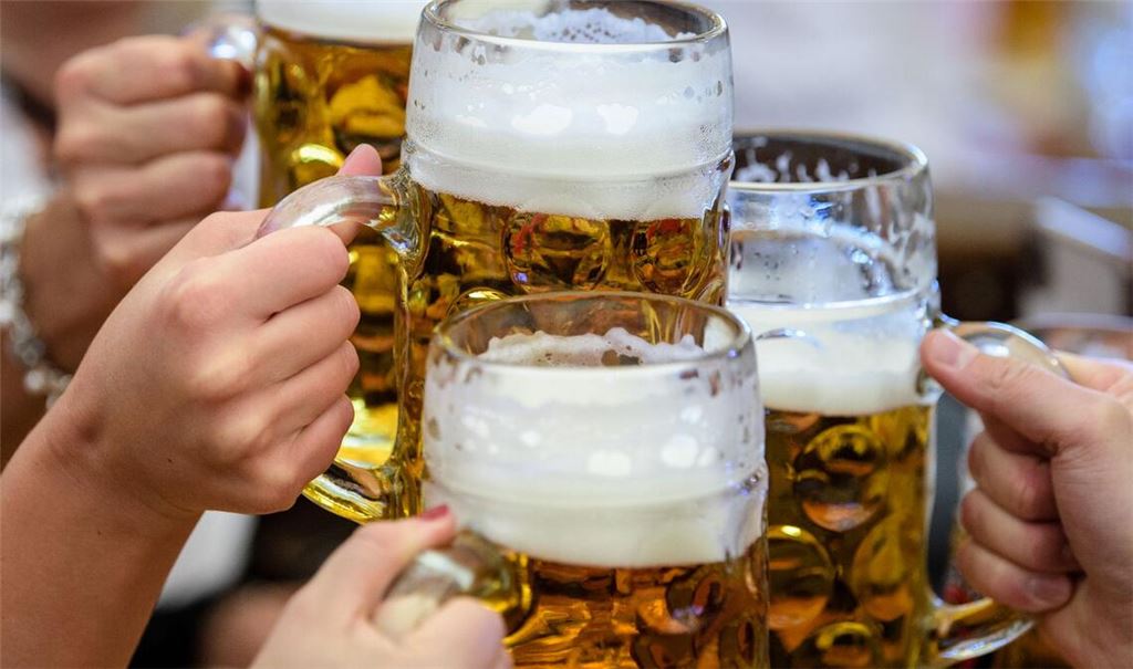 Das Wiesnbier wird eigens für das Volksfest gebraut und ist mit etwa sechs Prozent Alkoholgehalt besonders stark. (Archivbild)