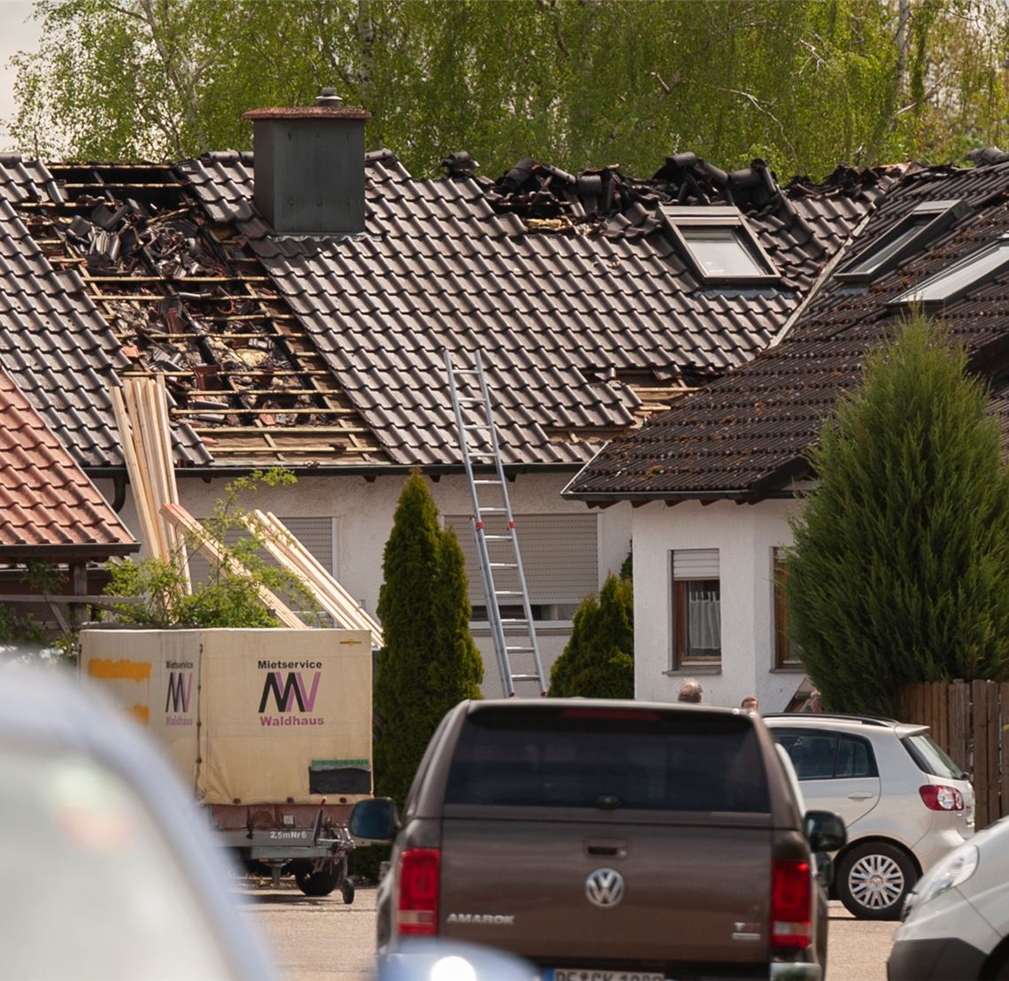 Das Wohnhaus an der Talstraße in Pinache, das am frühen Sonntagmorgen durch einen Dachstuhlbrand verwüstet wurde, ist bis auf weiteres nicht bewohnbar. Foto: Fotomoment