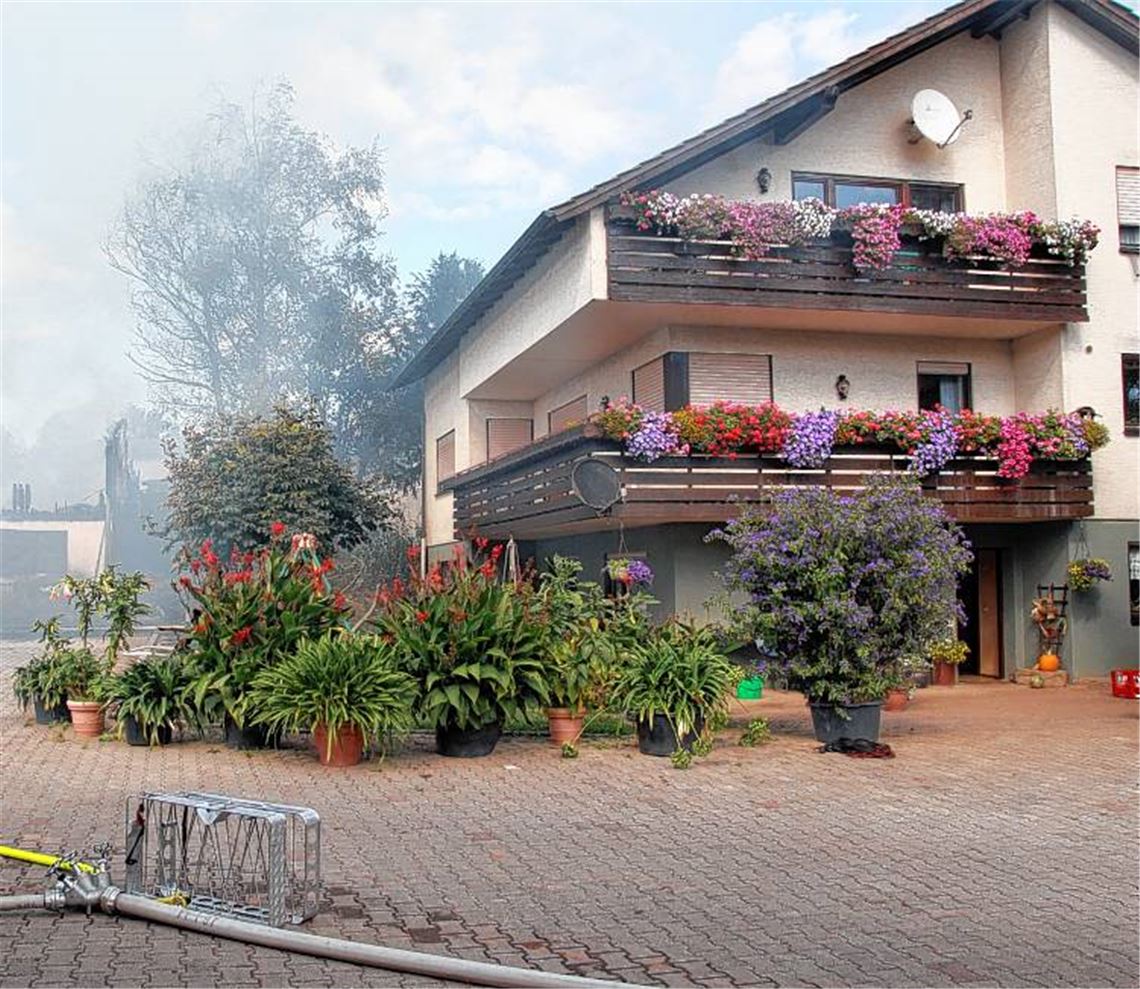 Das Wohnhaus bleibt vom Feuer verschont.