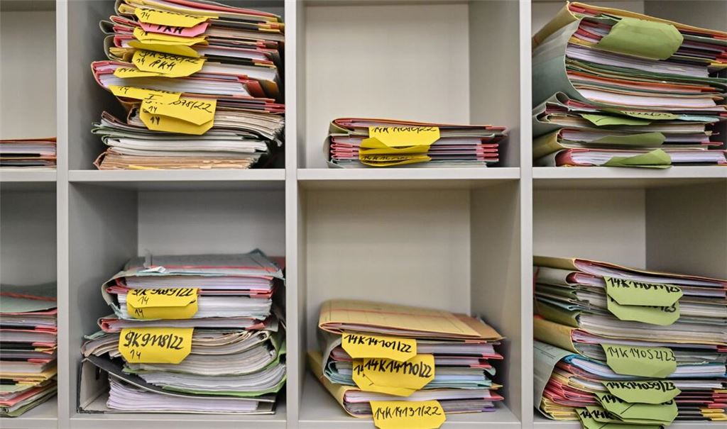 Das Wort Bürokratie kommt aus dem Französischen von „bureaucratie“, was Herrschaft der Verwaltung bedeutet. In einer Bürokratie ist alles bis ins Kleinste geregelt und streng geordnet, jeder hat seine klar umschriebene Aufgabe.