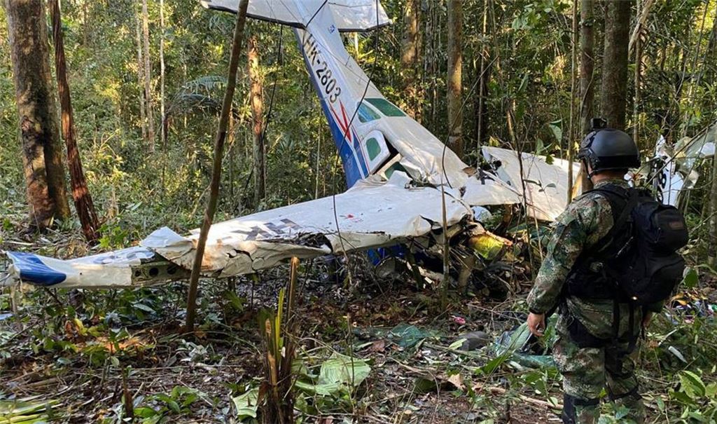 Das Wrack der Cessna C206: Rund vier Wochen nach dem Absturz des Kleinflugzeugs im Regenwald Kolumbiens setzt das Militär eine neue Strategie zur Suche der vier vermissten Kinder ein.