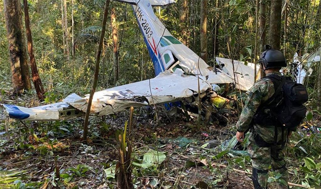 Das Wrack der abgestürzten Cessna C206 im Regenwald im kolumbianischen Bundesstaat Caqueta.