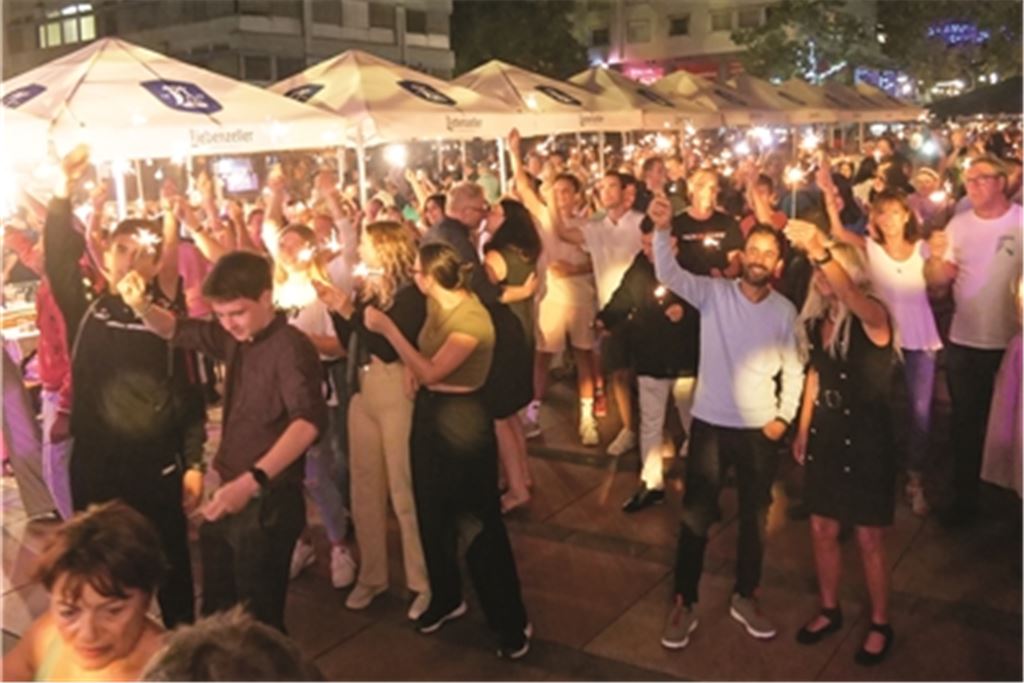 Das Wunderkerzenfinale am Sonntag begeistert die Besucher. Kulinarisches, Musik und eine unbeschwerte Geselligkeit haben drei Veranstaltungswochen bestimmt.Fotos: Stefan Friedrich