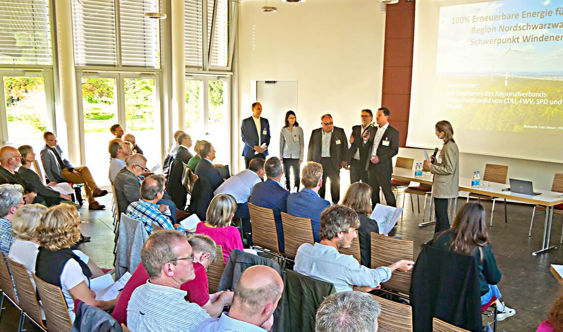 Das Ziel ist definiert: Die Region Nordschwarzwald setzt zu 100 Prozent auf erneuerbare Energien. Vertreter der Regionalfraktionen von CDU, Freien Wählern, SPD und Grünen stellen bei einem Termin mit der Umweltministerin im Kursaal in Hirsau die Suchraumkulisse vor, die auch im Enzkreis potenzielle Standorte für Windkraft ins Gespräch bringt. Foto: Friedrich