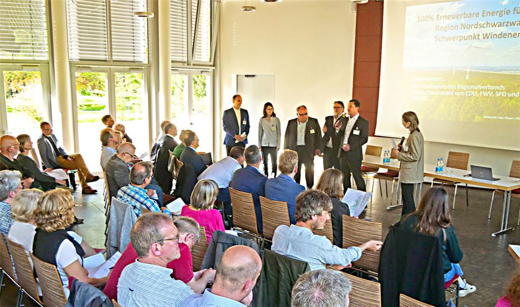 Das Ziel ist definiert: Die Region Nordschwarzwald setzt zu 100 Prozent auf erneuerbare Energien. Vertreter der Regionalfraktionen von CDU, Freien Wählern, SPD und Grünen stellen bei einem Termin mit der Umweltministerin im Kursaal in Hirsau die Suchraumkulisse vor, die auch im Enzkreis potenzielle Standorte für Windkraft ins Gespräch bringt. Foto: Friedrich