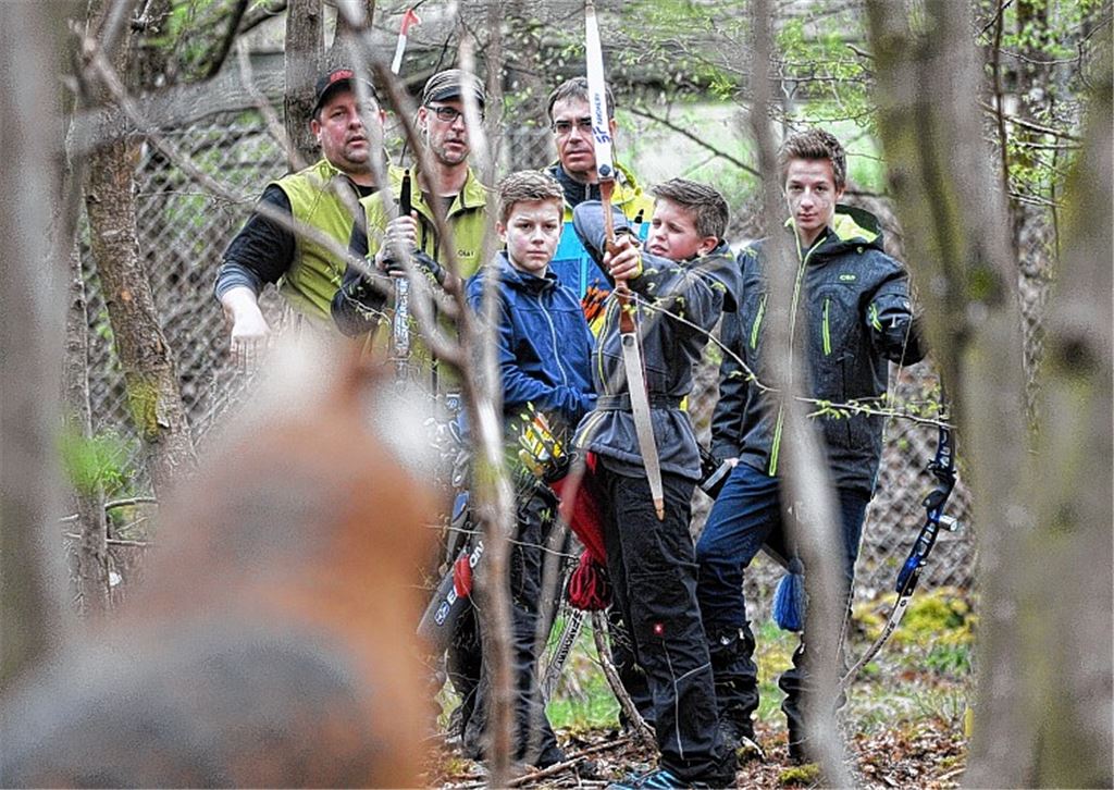 Das Zielen und Treffen der Tierattrappen im Gelände ist nicht einfach, stellen Adie Schützen des VfS Maulbronn-Diefenach Thomas Frühwirth, Olaf Hüttel, Yannick Riexinger, Thomas Wyrich, Daniel Hüttel und Robin Vogel (v.li.) fest.