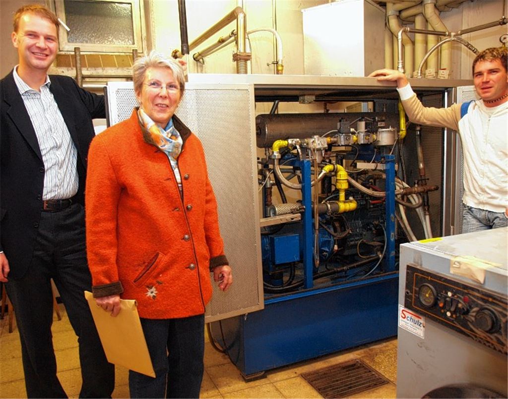 Das alte Blockheizkraftwerk, das Dr. Achim Stuible, Ilse Beuchle und Matthias Enz (re.) begutachten, hat ausgedient.