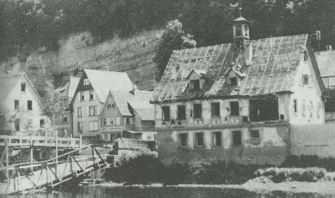 Das alte Rathaus in Dürrmenz nach der Sprengung der Enzbrücke.Foto: Der Enzkreis – Jahrbuch 6