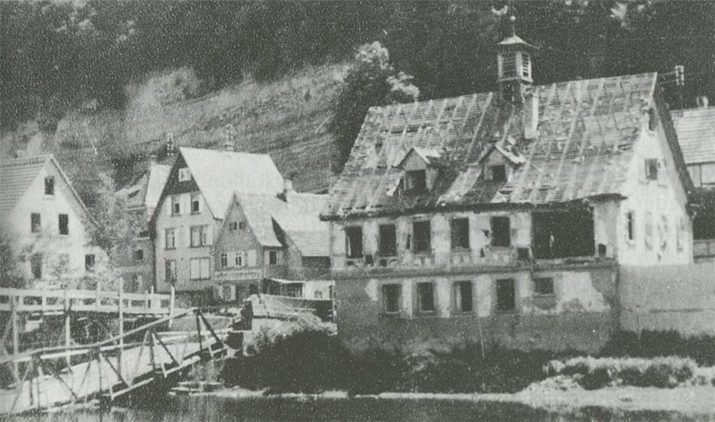 Das alte Rathaus in Dürrmenz nach der Sprengung der Enzbrücke.Foto: Der Enzkreis – Jahrbuch 6