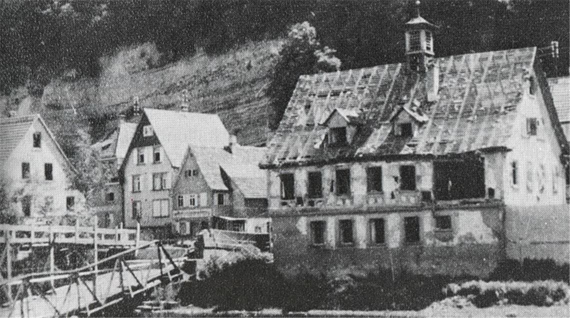 Das alte Rathaus in Dürrmenz nach der am 7. April erfolgten Sprengung der Enzbrücke.Der Enzkreis – Jahrbuch 6, Becker (1)