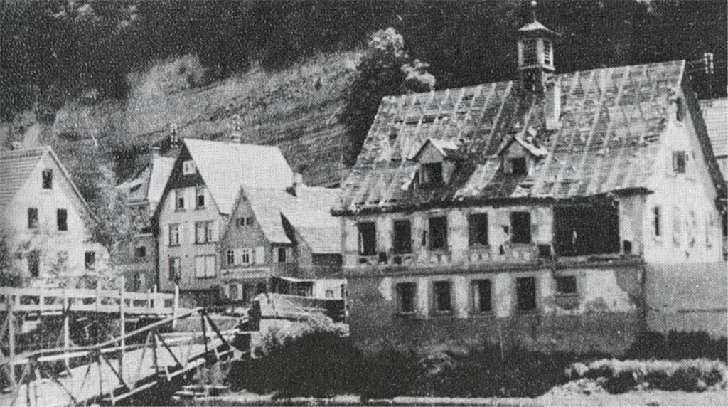 Das alte Rathaus in Dürrmenz nach der am 7. April erfolgten Sprengung der Enzbrücke.Der Enzkreis – Jahrbuch 6, Becker (1)