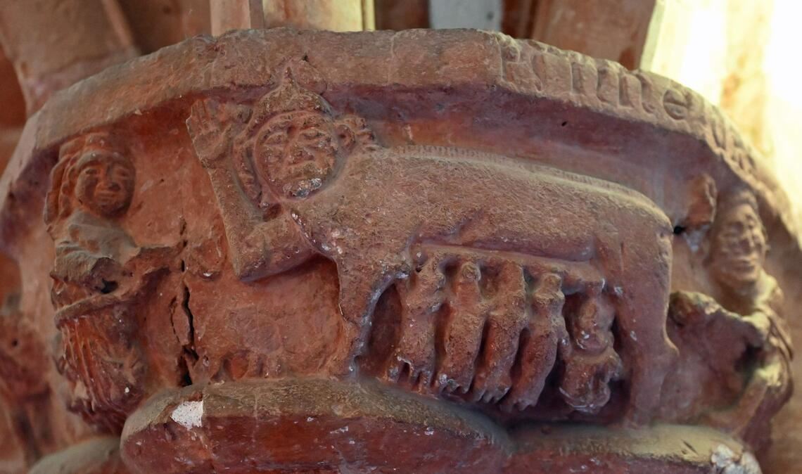 Das antisemitische Säulenrelief im Brandenburger Dom ist eine der frühesten Darstellungen dieser Art (häufig wird die Art dieser Darstellung als 'Judensau' bezeichnet).