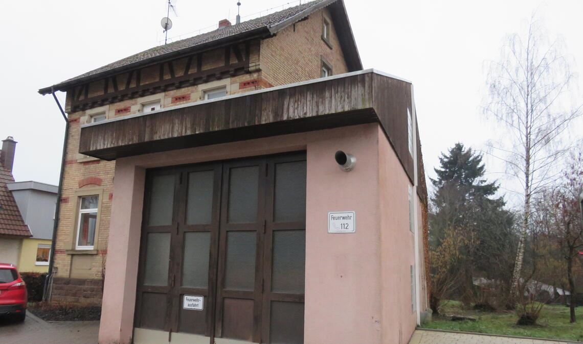 Das auch von der Feuerwehr genutzte frühere Schulhaus in Kleinvillars ist stark sanierungsbedürftig. Foto: Becker
