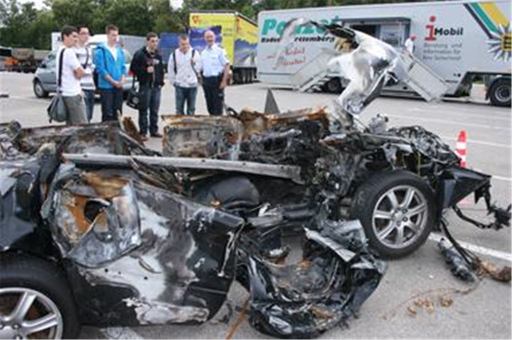 Das ausgebrannte Wrack, in dem zwei Brüder am 12. Juni schwer verunglückten. Der 20-jährige Beifahrer verlor dabei sein Leben.  Foto: Bettinger