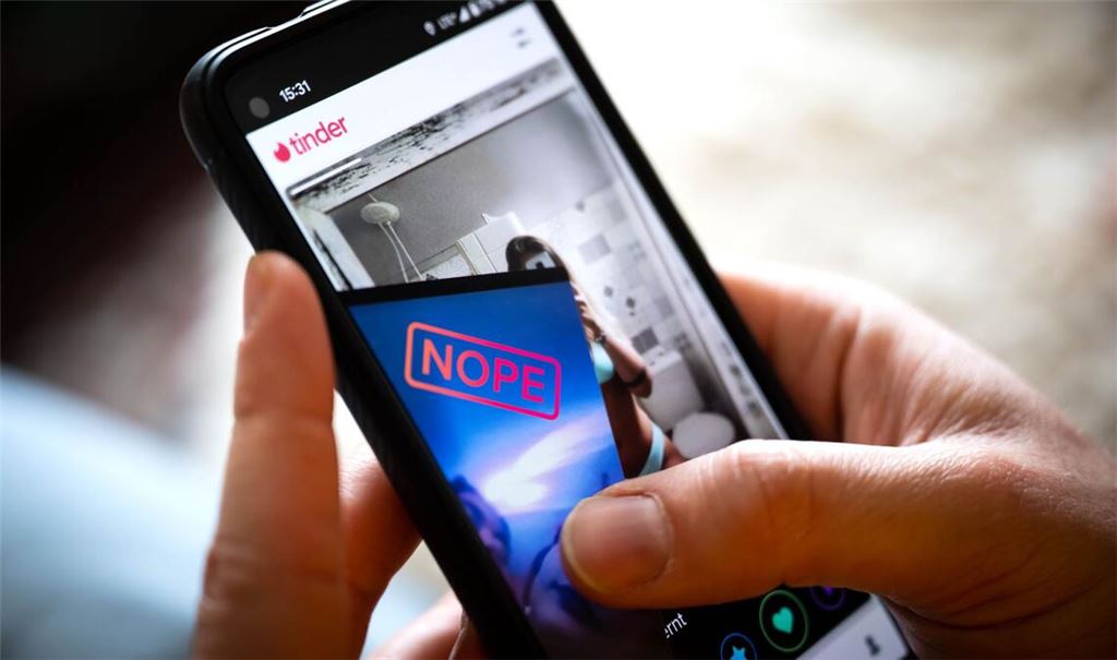 Das berühmte Swipen: die Dating-App Tinder auf einem Smartphone. (Archivbild)