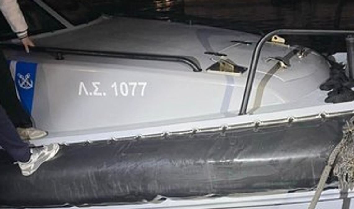 Das beschädigte Patrouillenboot der griechischen Küstenwache nach der Kollision mit dem Boot der Migranten.