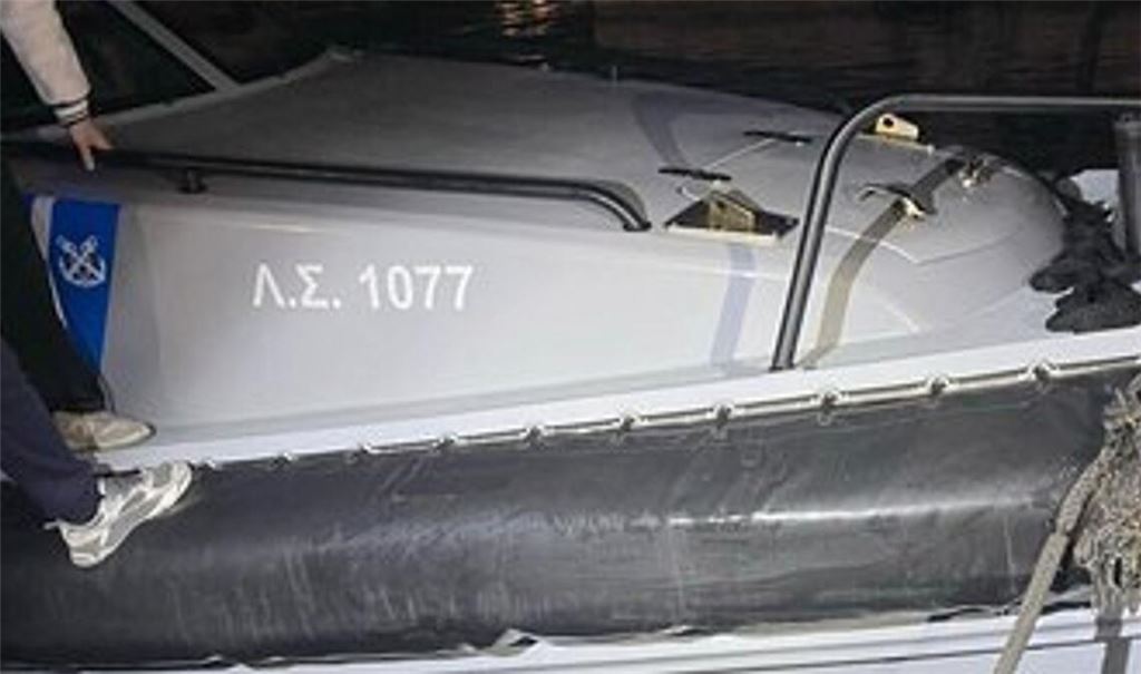 Das beschädigte Patrouillenboot der griechischen Küstenwache nach der Kollision mit dem Boot der Migranten.