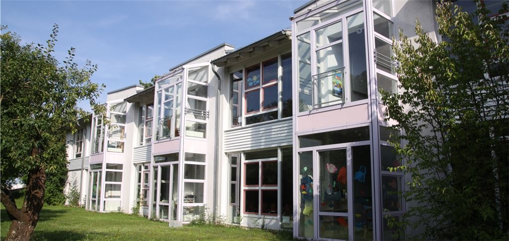 Das bestehende Gebäude der Wiernsheimer Grundschule muss saniert werden. Foto: Archiv