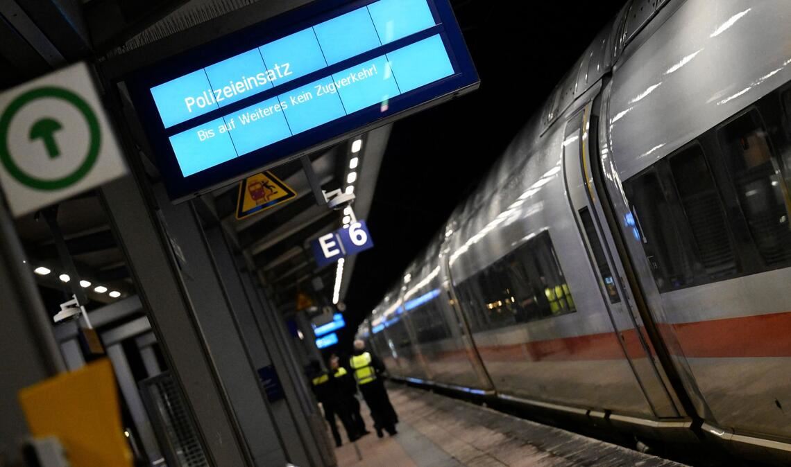 Das betroffene Gleis am Bahnhof wurde gesperrt. Das wirkte sich auch auf andere Züge im Fern- und Regionalverkehr aus.