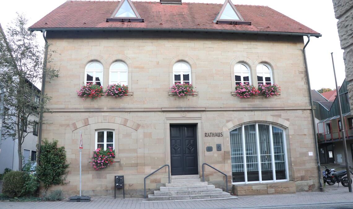 Das bisherige Rathaus in Sternenfels (li.) genügt den Ansprüchen nicht mehr. Aber auch ein Umzug der Verwaltung ins Komm-In wäre mit erheblichen Kosten verbunden. Fotos: Weber