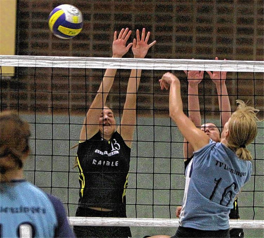 Das bislang einzige Volleyballderby der Region Mühlacker gibt es nicht mehr: Nach dem Abstieg des TV Lienzingen (in Blau) sind die Damen des TSV Ölbronn das einzige Team aus dem MT-Land in der A-Klasse. Archivfoto: Eigner