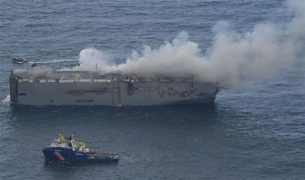 Das brennende Autofrachtschiff „Fremantle Highway“ im Juli 2023.