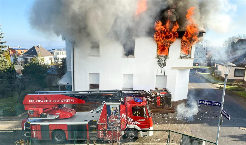 Das brennende Haus an der Brötzinger Straße in Büchenbronn. Foto: EinsatzReport24