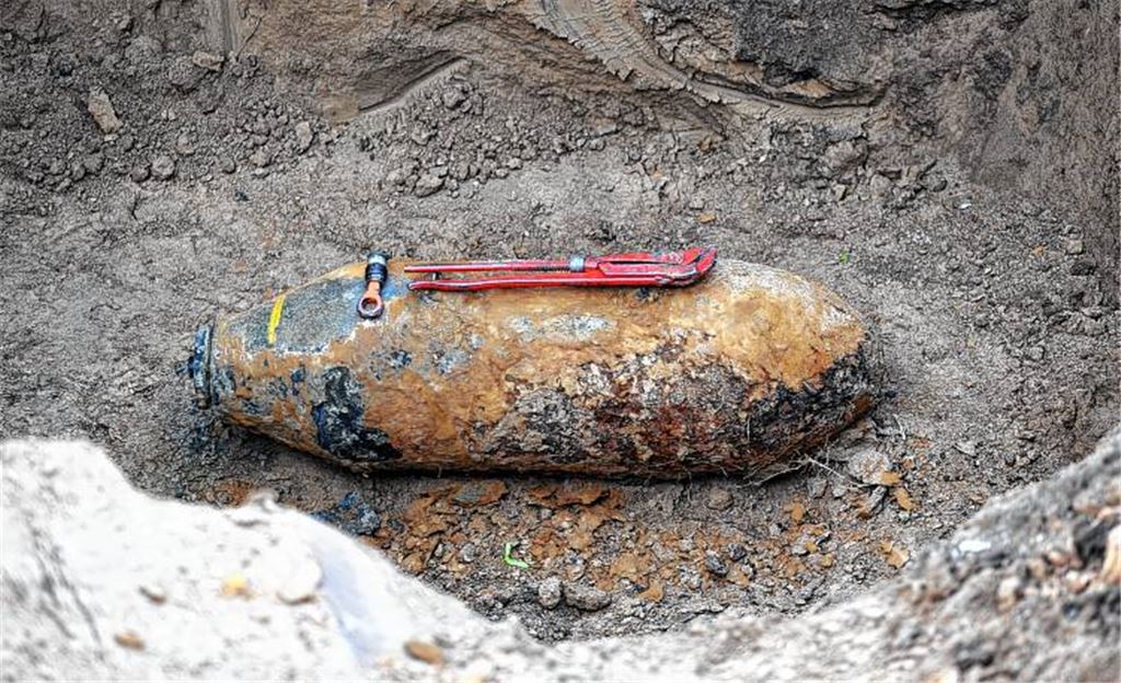 Das brisante Relikt, eine 250-Kilo-Fliegerbombe Baujahr 1944, hat Jahrzehnte in rund fünf Metern Tiefe auf einem Firmenareal im Industriegebiet überdauert. Sollte der Sprengkörper detonieren, herrscht im Umkreis von bis zu 250 Metern akute Gefahr für Leib und Leben. Die Splitter des Sprengkörpers können laut den Spezialisten noch deutlich weiter streuen. 