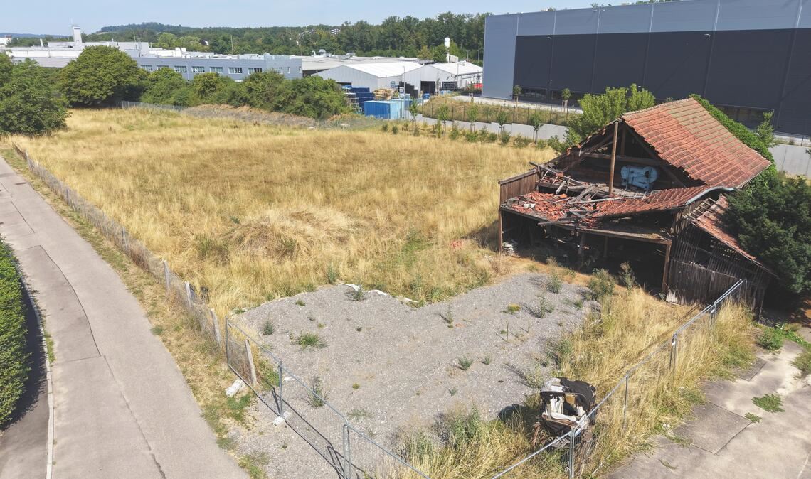 Das designierte Baugrundstück am Rand des Wohngebiets Eckenweiher. Der Gemeinderat will seine Zustimmung für einen Bau des Enzkreises zurückziehen. Foto: Schüller