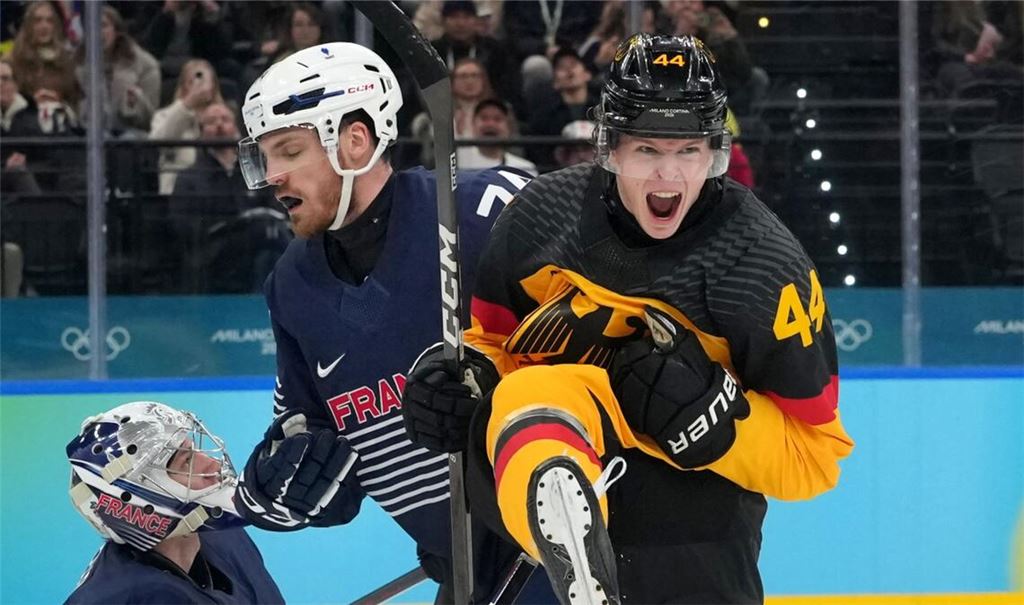 Das deutsche Eishockeyteam um Torschütze Joshua Samanski jubelt über den Viertelfinal-Einzug bei Olympia.