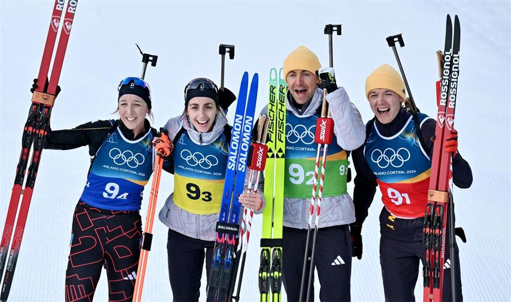 Das deutsche Team feiert Olympia-Bronze in Antholz.