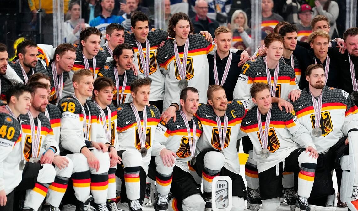 Das deutsche Nationalteam posiert nach dem Gewinn der Silbermedaille für ein Foto.