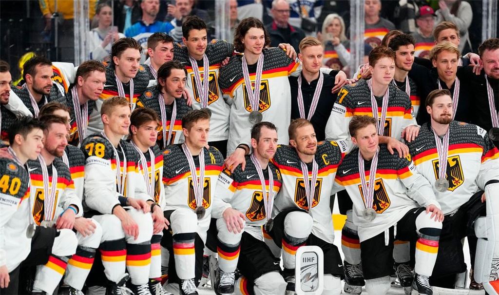 Das deutsche Nationalteam posiert nach dem Gewinn der Silbermedaille für ein Foto.