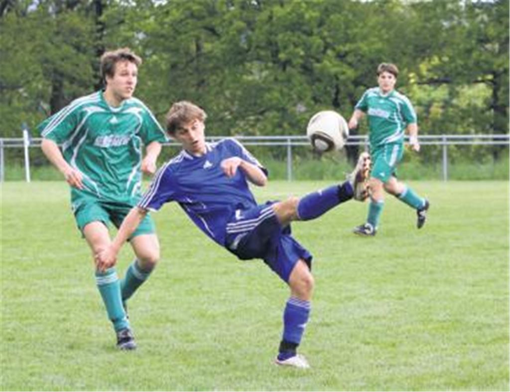 Das direkte Duell gegen den SV Iptingen hat der SV Illingen (blau) vor knapp zwei Wochen gewonnen. Seither liegt Iptingen auf dem Relegationsplatz.
Foto: Eigner