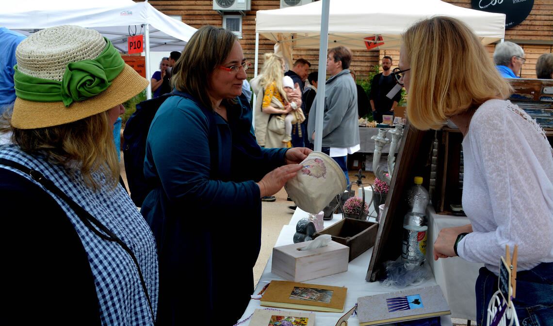 Kunsthandwerkermarkt in den Enzgärten kommt gut an Das direkte Gespräch an den Ständen und die persönliche Beratung werden beim Kunsthandwerkermarkt sehr geschätzt. Fotos: Stahlfeld