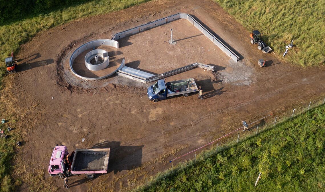 Das ehemalige Außenbecken des Emma-Jaeger-Bads in Pforzheim hat seinen Platz im Ornamenta-Kunstwerk am Ende der Vetterstraße bereits eingenommen. Foto: Fotomoment