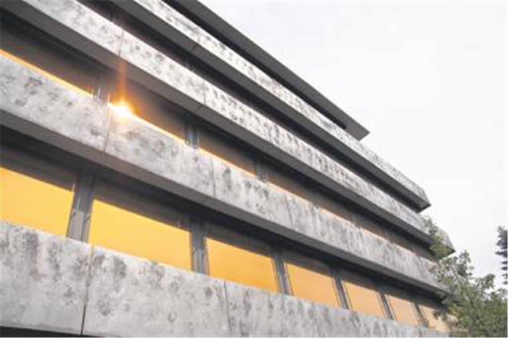 Das ehemalige MWK-Verwaltungsgebäude in Maulbronn hat den Eigentümer gewechselt und gehört jetzt dem Land Baden-Württemberg. Ende 2012 sollen die Mitarbeiter des Grundbuchamts dort einziehen. Für seine neue Bestimmung muss der mehrgeschossige Bürokomplex an der Frankfurter Straße grundlegend umgebaut werden. Foto: Eigner