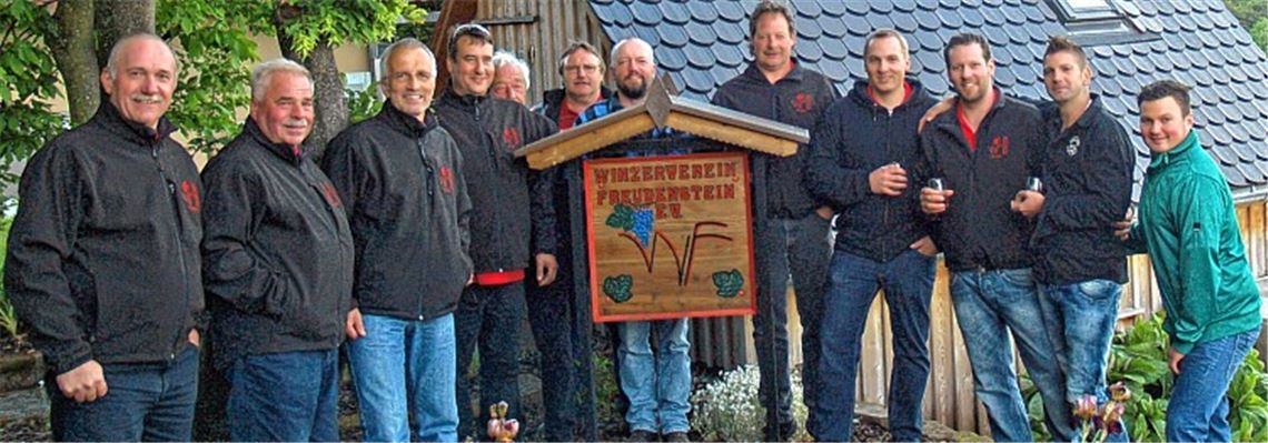 Das ehrenamtliche Helfer-Team begießt nach einem anstrengenden Tag den Erfolg der WeinTour mit einem Schluck Trollinger vor dem „Senderhäusle“. 