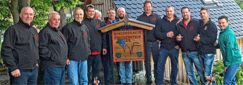 Das ehrenamtliche Helfer-Team begießt nach einem anstrengenden Tag den Erfolg der WeinTour mit einem Schluck Trollinger vor dem „Senderhäusle“. 