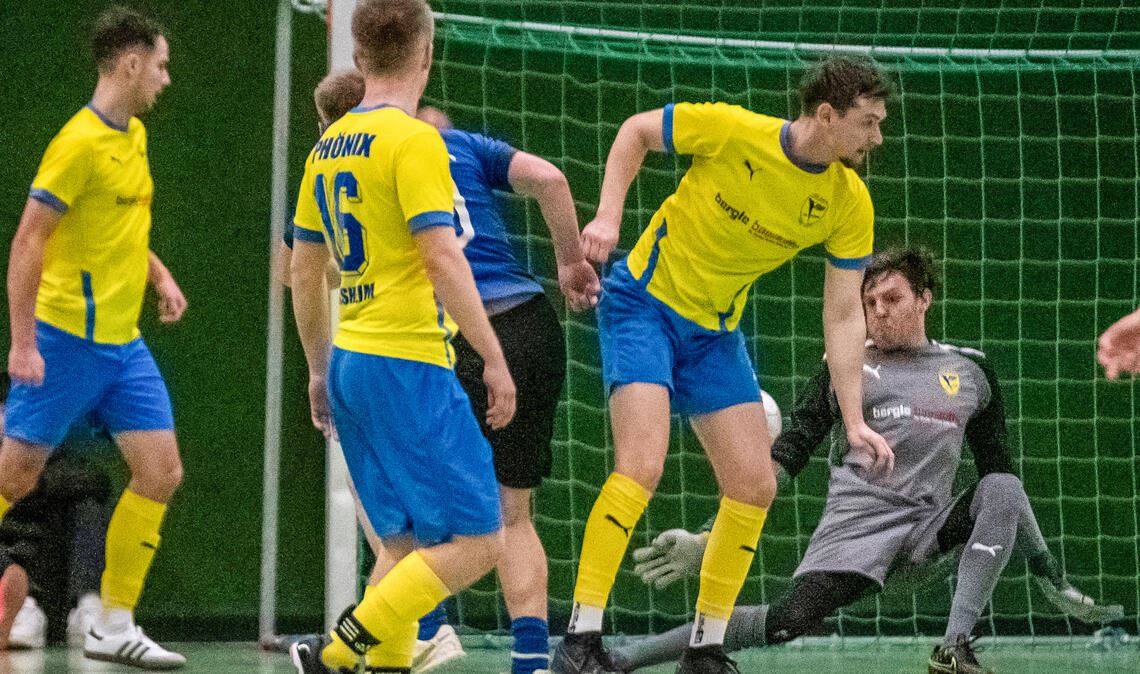 Das entscheidende Tor im Endspiel: Kreisligist Enzberg (blaues Trikot) setzt sich gegen Bezirksligist Lomersheim durch. Foto: Fotomoment
